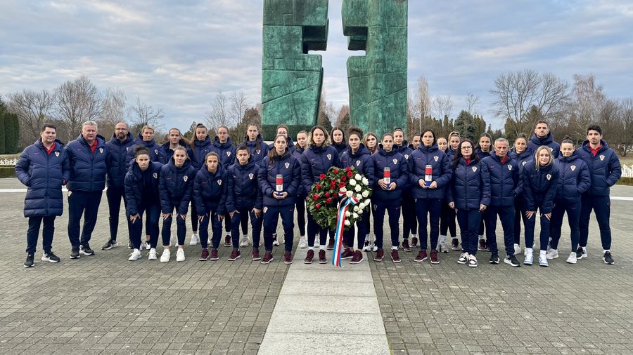 Chorvatský ženský tým vzdává hold obětem domácí války ve Vukovaru před důležitým střetem 