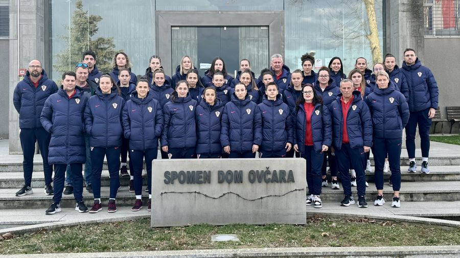 Chorvatský ženský tým vzdává hold obětem domácí války ve Vukovaru před důležitým střetem 