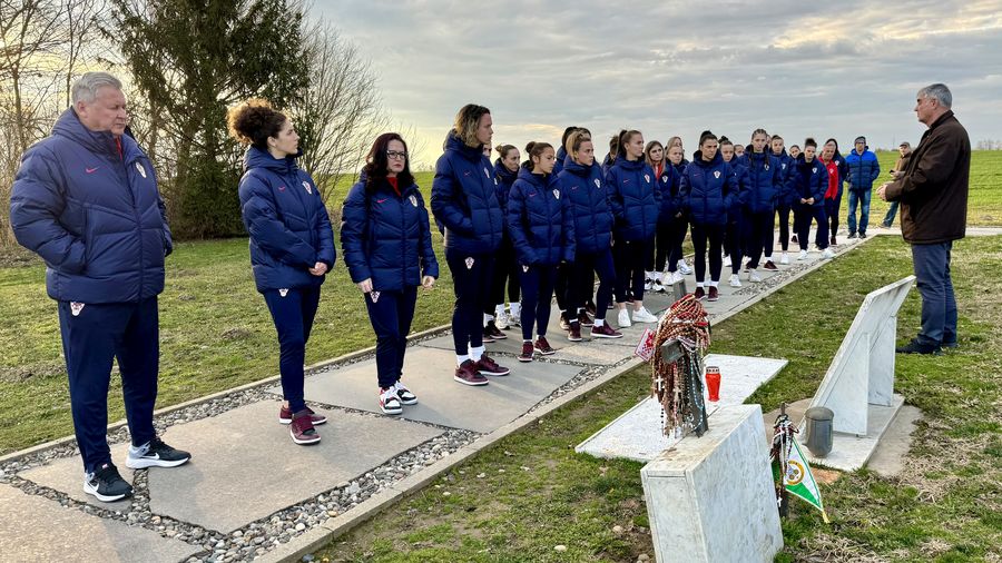 Chorvatský ženský tým vzdává hold obětem domácí války ve Vukovaru před důležitým střetem 