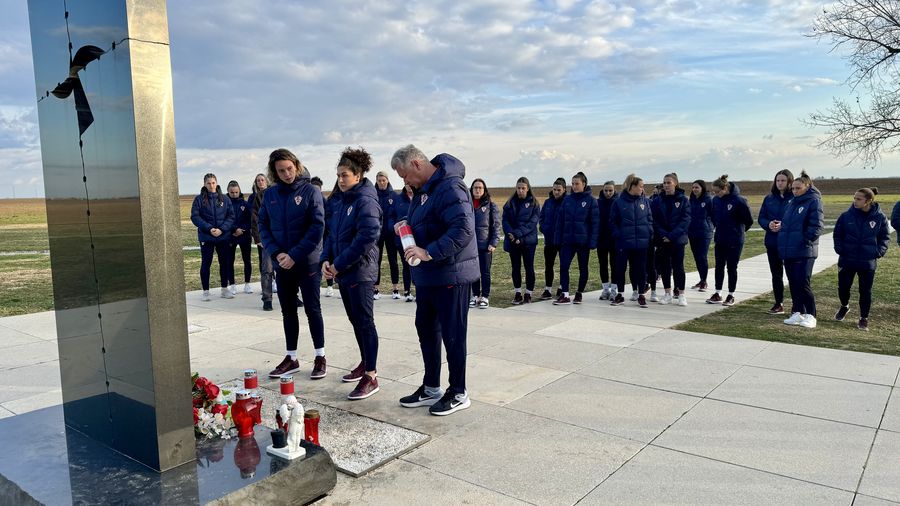 (Foto: HNS) Chorvatský ženský tým vzdává hold obětem domácí války ve Vukovaru před důležitým střetem 