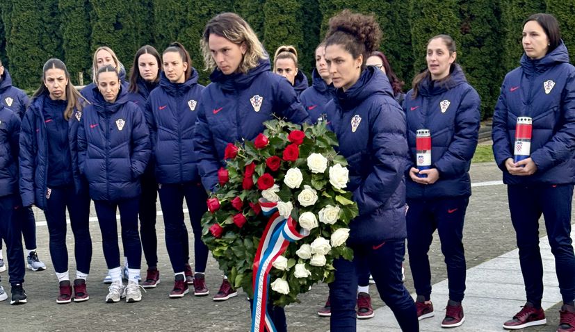 Chorvatský ženský tým vzdává hold obětem domácí války ve Vukovaru před důležitým střetem 