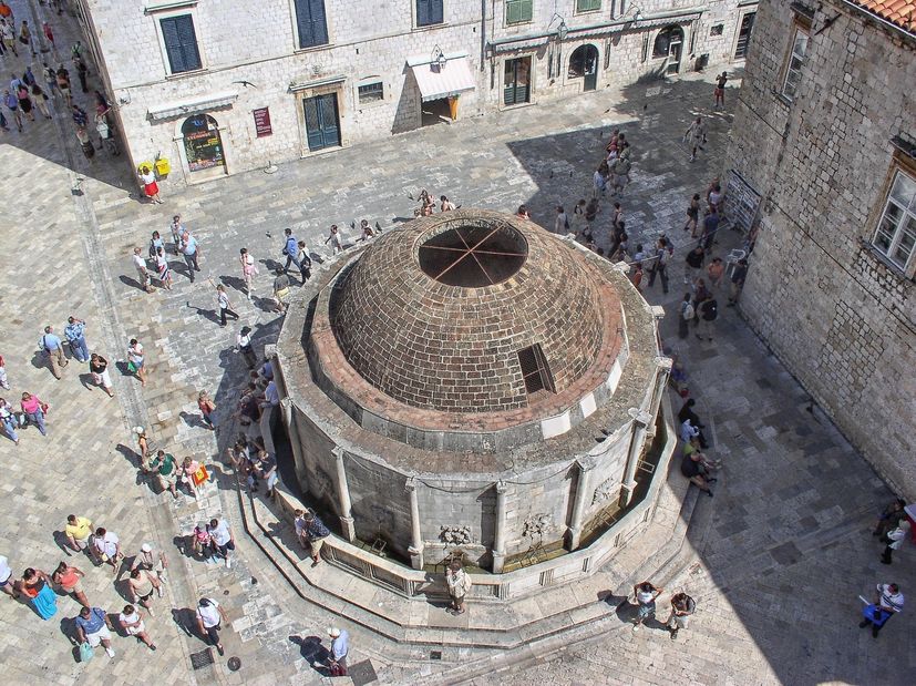 Městská cisterna ze 14. století objevená pod slavnou dubrovnickou fontánou 