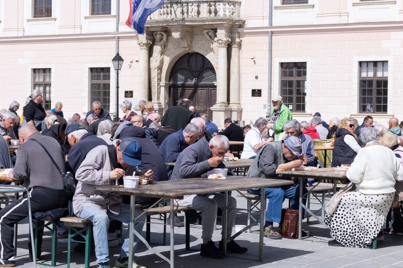 lidé v Osijeku jedí jídlo zdarma