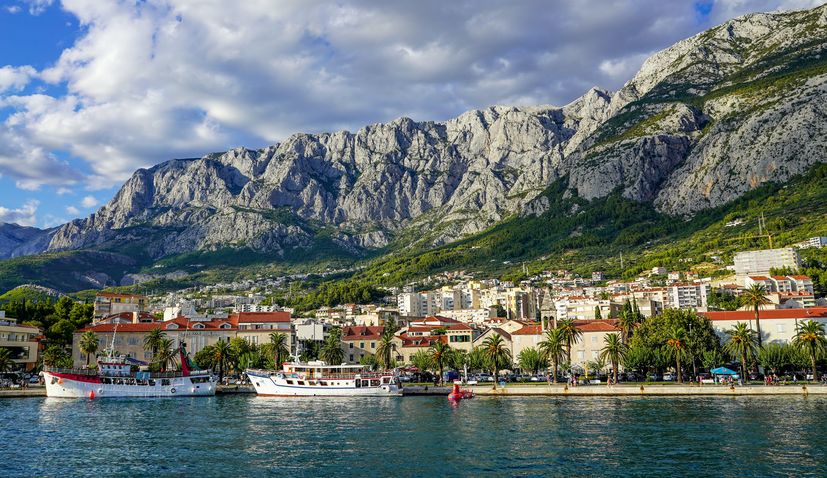 Geopark Biokovo-Imotski jezera je pozoruhodný region plný bohatého kulturního, historického a přírodního dědictví. Může se pochlubit širokou škálou stanovišť, rostlinných a živočišných druhů a působivou řadou geologických formací vytvořených v různých obdobích historie Země. Jedním z jeho pozoruhodných rysů je Modré jezero, které má eliptický tvar a hloubky od 300 do 500 metrů. Hladina vody v tomto jezeře každoročně kolísá, někdy dosahuje hloubky až 100 metrů. Modré jezero, které se nachází na okraji historického města Imotski, je oblíbenou destinací pro koupání a v létě oblíbeným místem setkávání. Abyste se k němu dostali, můžete sestoupit po klikaté stezce vybudované na počátku 20. století technikou suché kamenné zdi. Další pozoruhodný hydromorfologický zázrak v oblasti se nachází 1,5 km severozápadně od Imotski. Tato hluboká puklina, obklopená výraznými červenými skalami, částečně obsahuje vodu a je vhodně pojmenována podle toho, jak odráží karmínové odstíny svého okolí. Odborníci ho považují za jednu z nejhlubších vodních trhlin v Evropě a v roce 1971 bylo označeno jako přírodní památka. Výzkum provedený v roce 1998 odhalil, že dno jezera se nachází 6 metrů pod hladinou moře, což jej klasifikovalo jako proláklina. Biokovo, nejvyšší pohoří v chorvatské pobřežní oblasti, se tyčí do impozantní nadmořské výšky 1 762 metrů nad mořem na svém nejvyšším místě, St. George Peak. Jeho jedinečná geomorfologie, výjimečná biologická rozmanitost a dechberoucí krajina vedly k jeho označení za chráněný přírodní park. Tvoří součást rozsáhlé krasové oblasti Dinárských Alp, která je celosvětově známá svými výraznými krasovými útvary, které vytvářejí zásadní klimatickou a fyzickou bariéru mezi pobřežními oblastmi a vnitrozemským regionem, kde se nacházejí jezera Imotski.