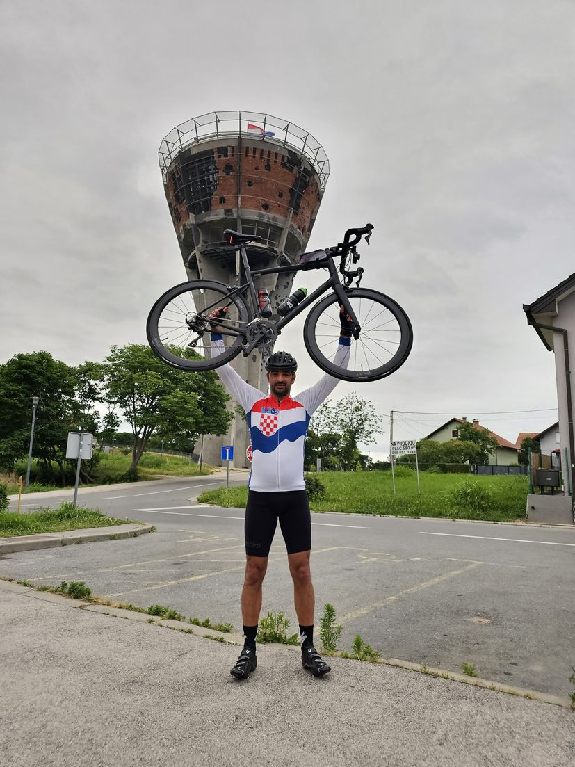 Seznamte se s mužem, který na kole ujede 1000 km na jeden zátah pro vukovarské děti