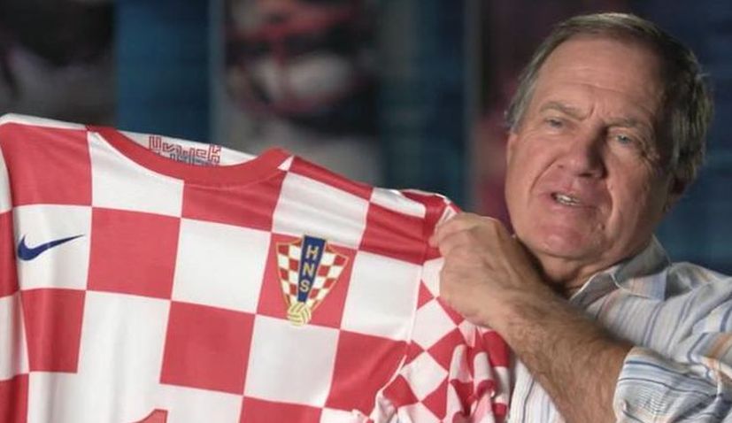 Bill Belichick hrdě ukazuje své chorvatské kořeny s vlajkou na hrudi