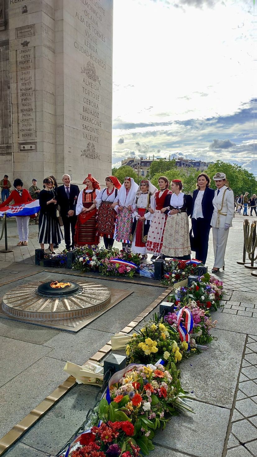 Chorvatští hrdinové oceněni u Vítězného oblouku v Paříži 