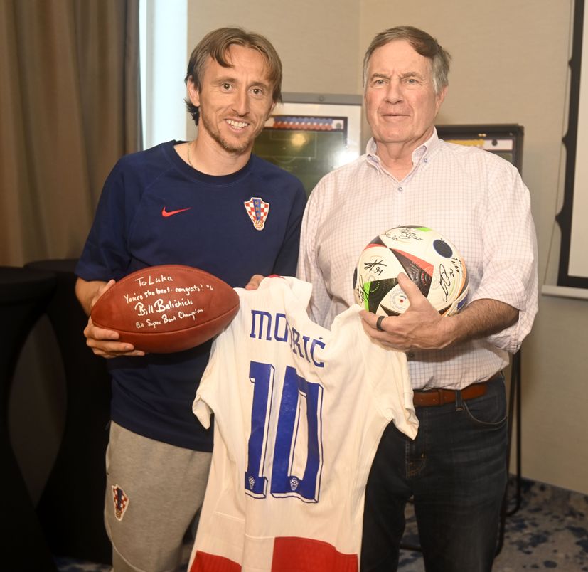 Chorvatsko-americká legenda NFL Bill Belichick se setkává s Lukou Modrićem a chorvatským týmem