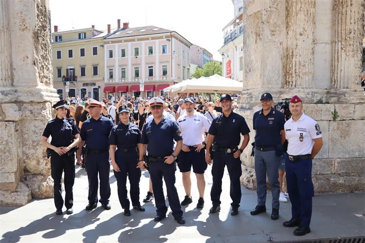 Cizinecká policie v Pule 