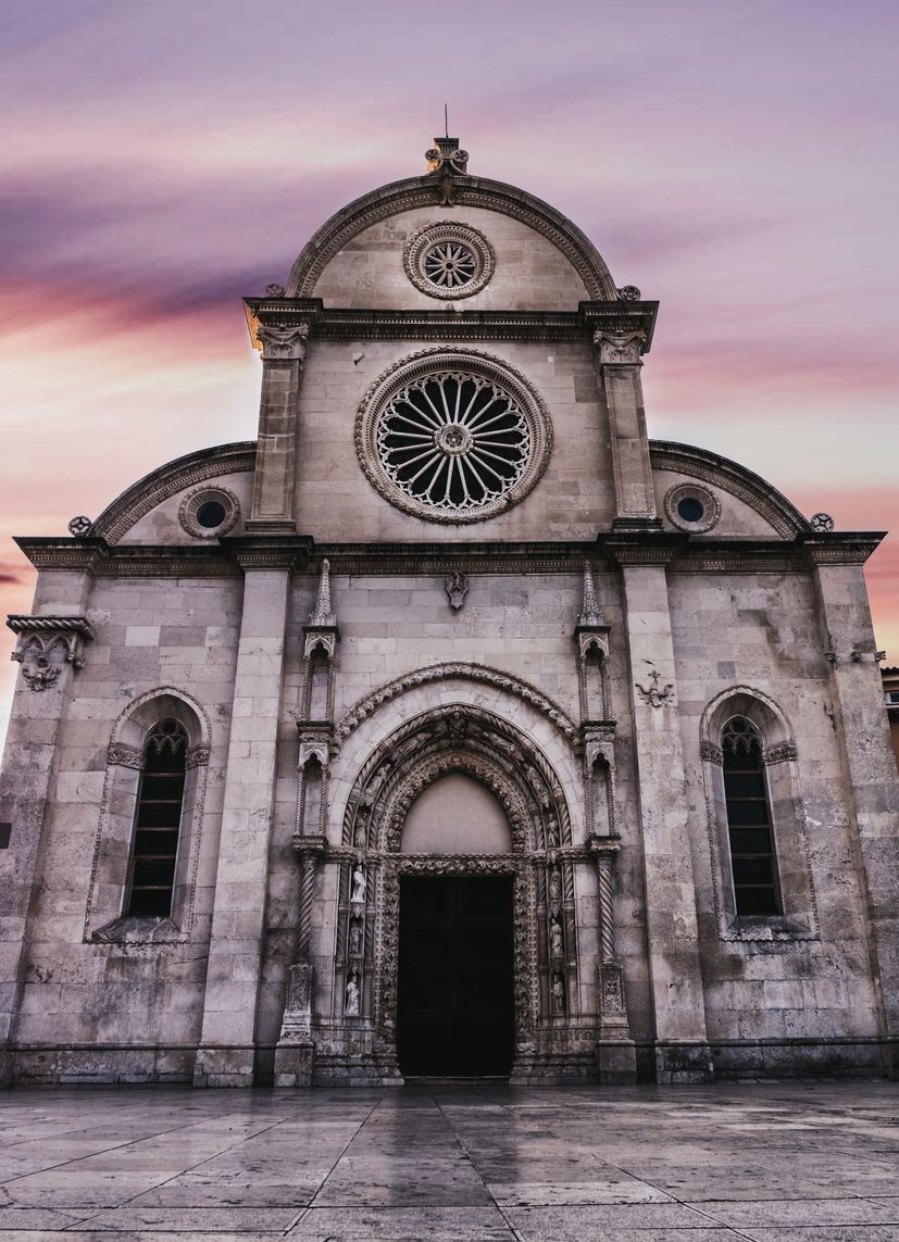 n Chorvatsko jako Dubrovník a Split jsou oblíbené turistické destinace, Šibenik, který se nachází ve střední Dalmácii, je návštěvníky často přehlížen, ale rozhodně by měl být na vašem seznamu