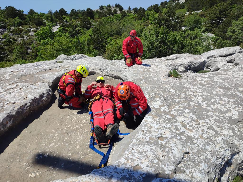 Služba vrtulníku Chorvatské Horské služby začíná nejdříve ve své historii