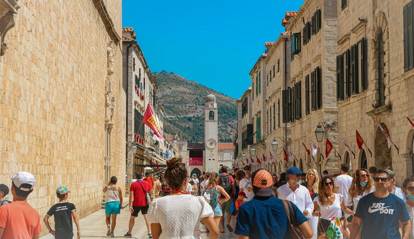 Turisté procházky v Dubrovníku 