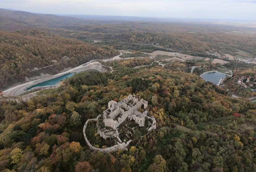 Impozantní pevnost nad Orahovicou stojí za návštěvu 