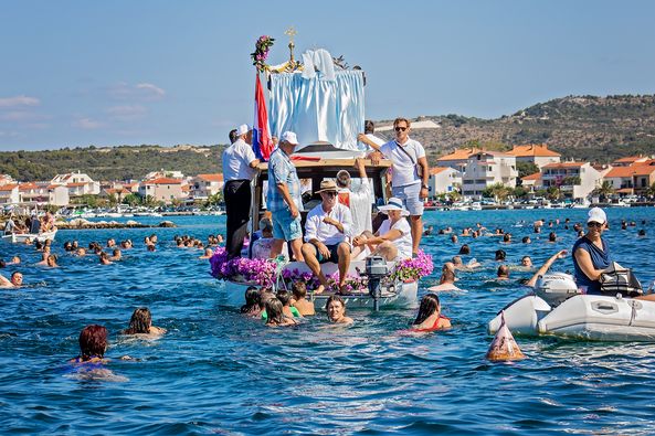 vrácení obrazu Panny Marie lodí z farního kostela do kaple na poloostrově Gradina v Rogoznici