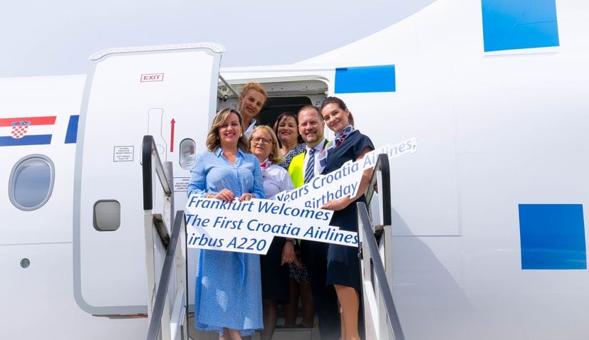 Airbus A220-300 na trase Záhřeb – Frankfurt.