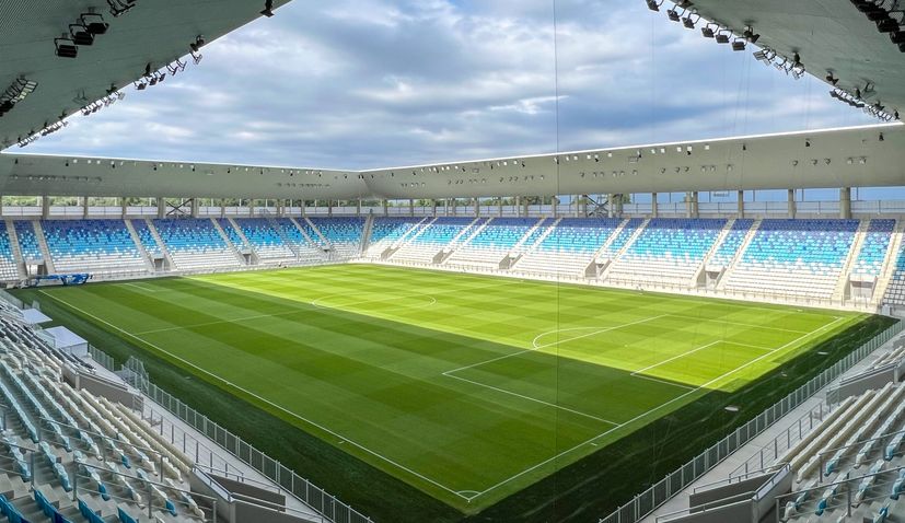 Nový stadion v Osijeku se připravuje na otevření, protože hřiště dostává značení