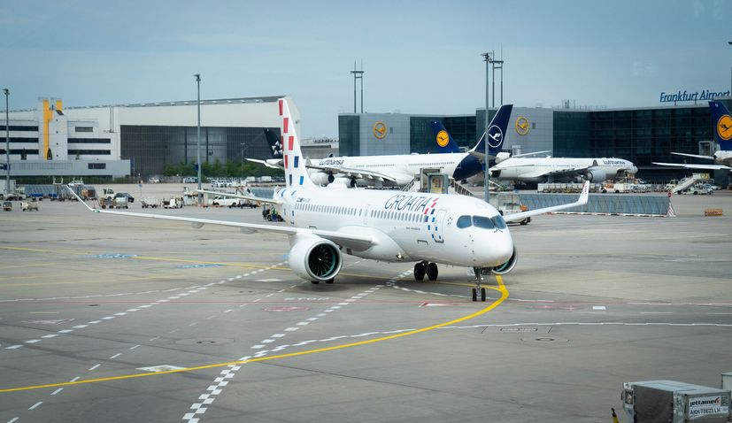 Airbus A220-300 na trase Záhřeb – Frankfurt.