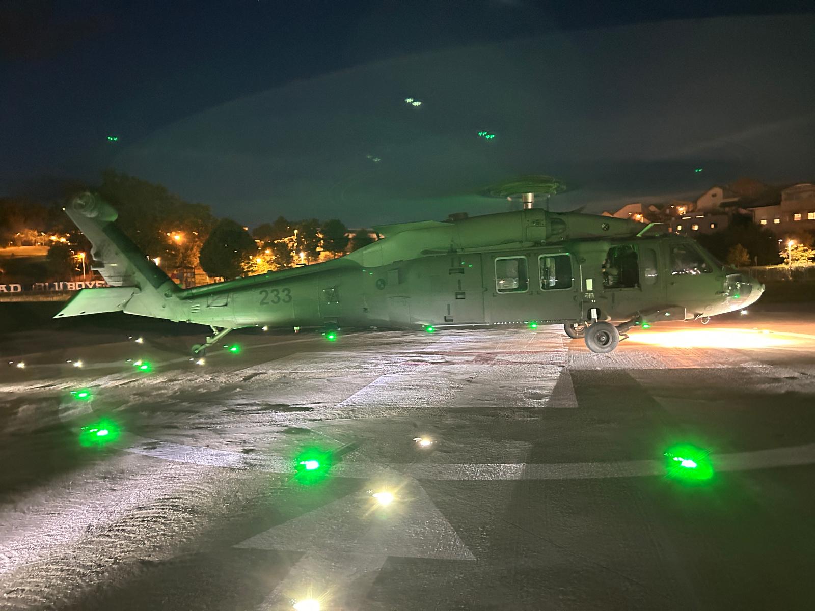 Vrtulník Black Hawk od chorvatského letectva přepravující srdce ze Zadaru do Záhřebu