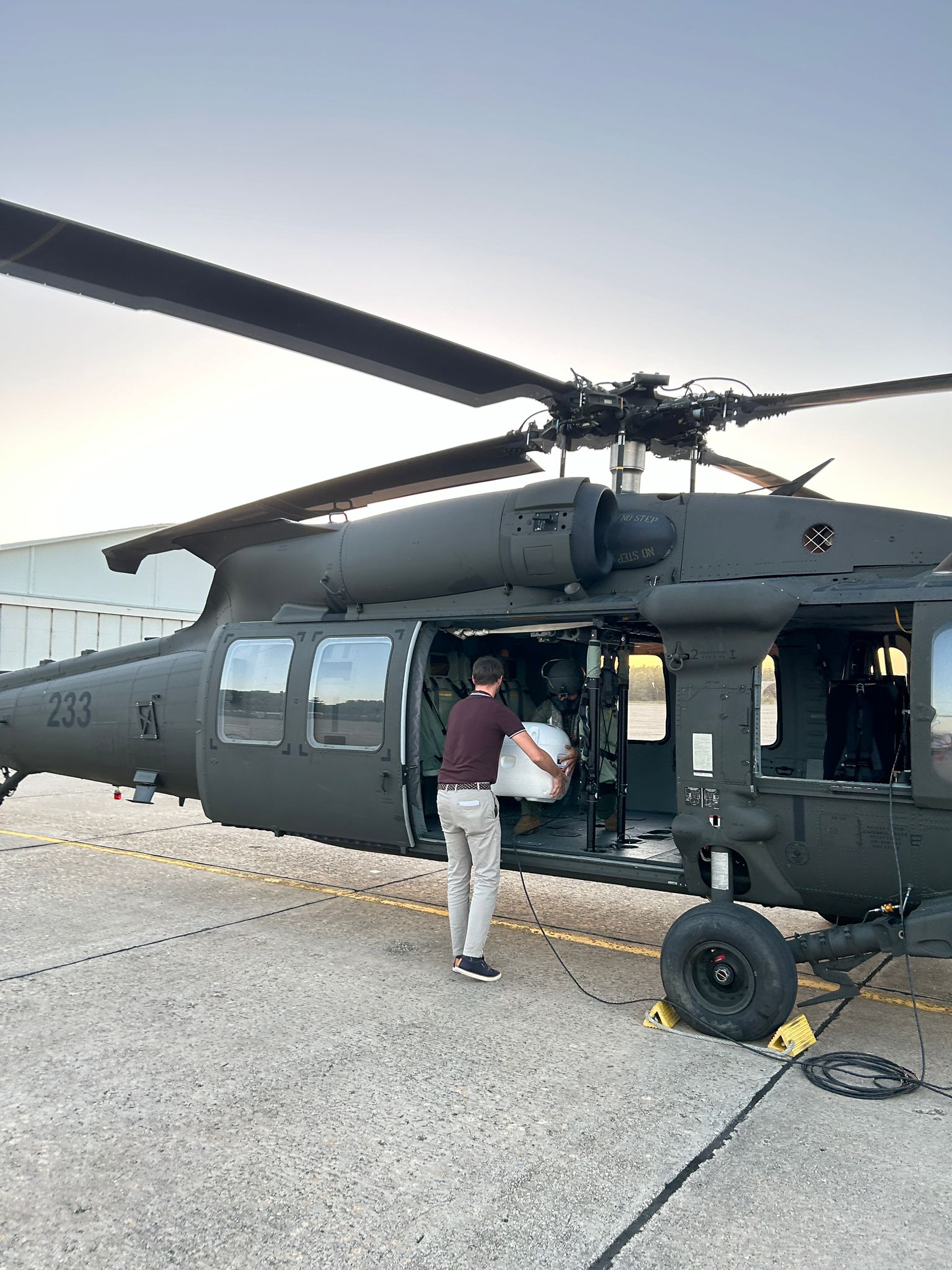 Vrtulník Black Hawk od chorvatského letectva přepravující srdce ze Zadaru do Záhřebu