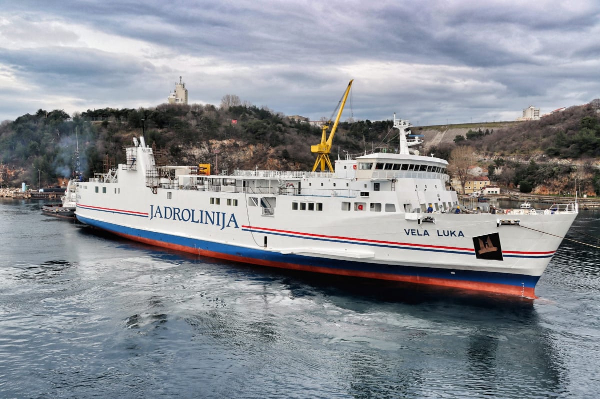 Iniciativa Chorvatského svazu hudebníků pojmenovat novou loď Jadrolinija po hudební legendě Oliveru Dragojevićovi byla přijata. Nová loď Jadrolinija bude plout mezi Splitem a Vela lukou na ostrově Korčula, dvě významná místa zesnulého velikána. Oliver Dragojević, který zemřel v roce 2018 ve věku 70 let, se narodil ve Vela Luka na ostrově Korčula, ale velkou část života žil ve Splitu. Nově získaná loď Jadrolinija, dříve pojmenovaná "Vela Luka," která se ke konci roku 2023 připojila k bílé flotile, má nové jméno – „Oliver," Jadrolinija to uvedla v dnešním prohlášení. Přívoz "Olivere" bude provozovat státní trajektovou linku Split - Vela Luka - Ubli a při svých každodenních plavbách se dotkne rodiště Olivera Dragojeviće. Tento básník a hudebník dojal svou hudbou celé Chorvatsko, zejména ty, kteří žijí u moře a od moře. V roce 2018 byl položen v doprovodu katamaránu Jadrolinija, a to je pocta odpovídající jeho odkazu. 