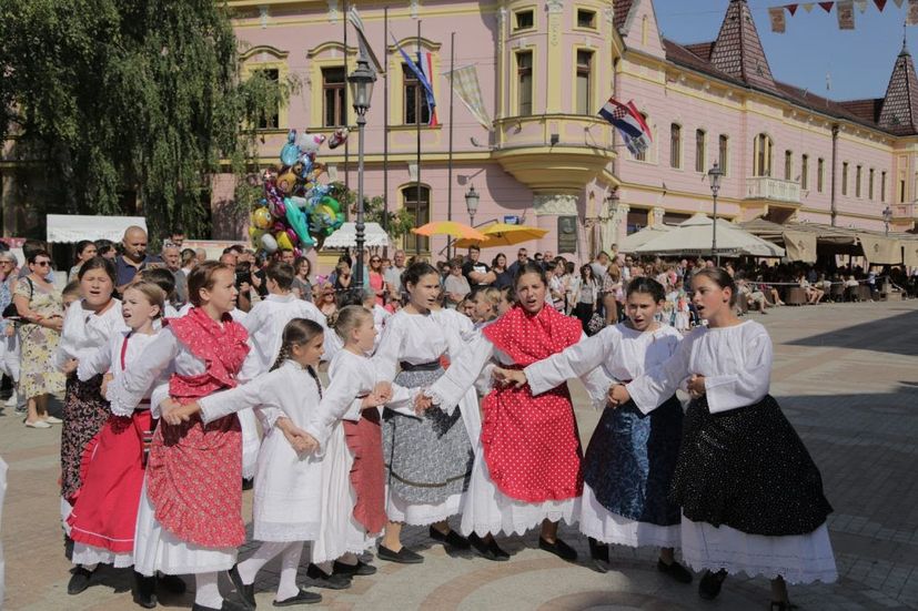 Vinkovci defiluje 2500 dětí v krojích 