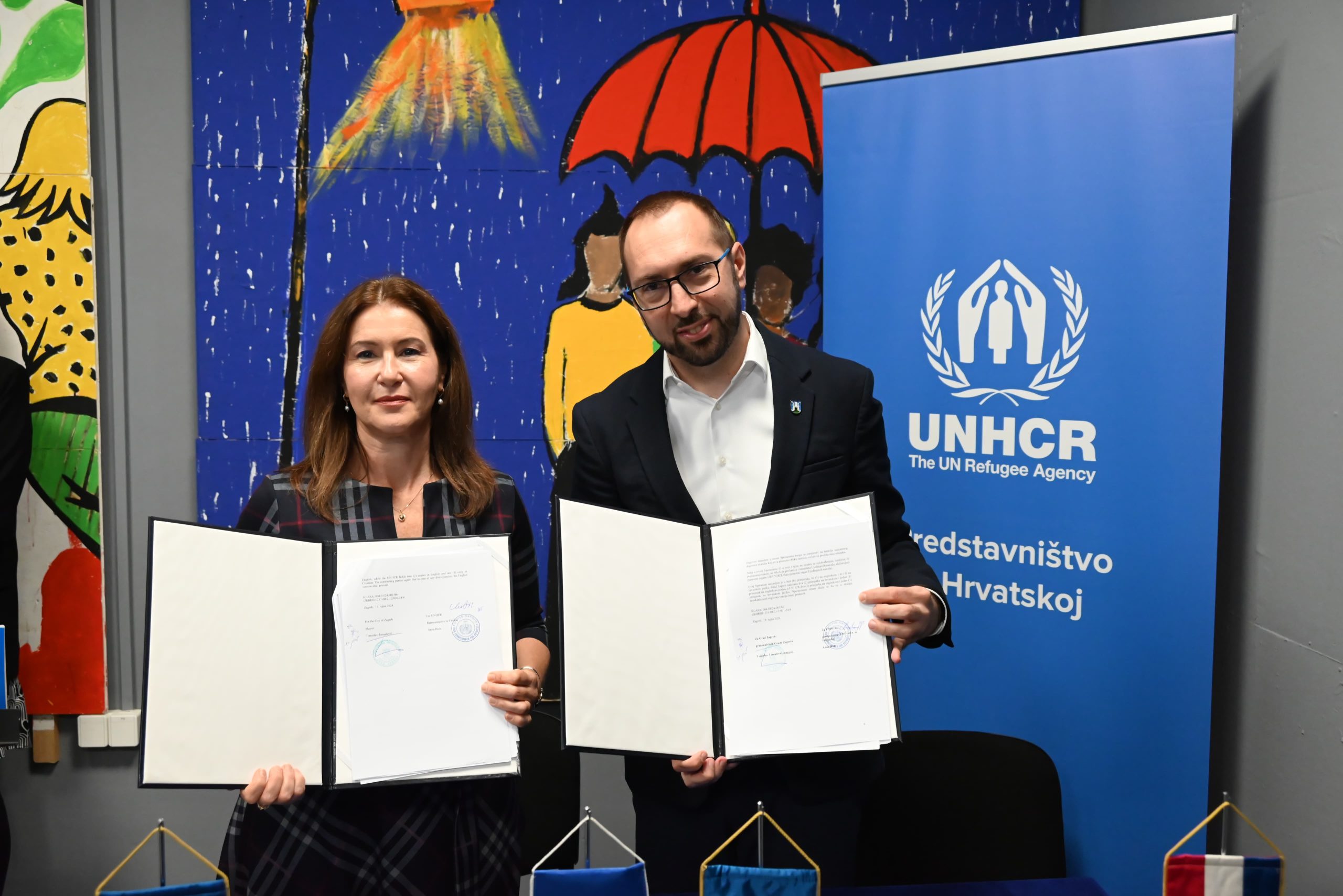 Starosta Záhřebu Tomislav Tomašević a zástupkyně UNHCR Anna Rich 