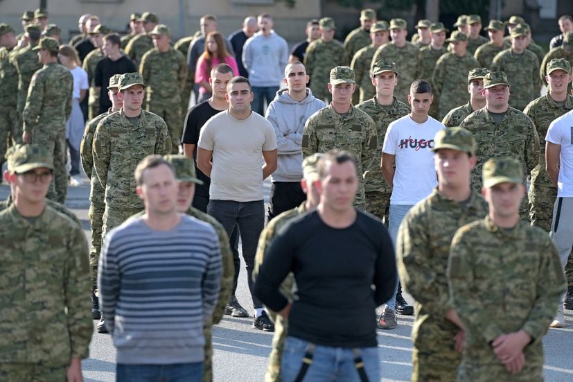 dobrovolný vojenský výcvik u Praporu základního vojenského výcviku Velitelství výcviku a doktrín chorvatské armády „Fran Krsto Frankopan“ v Požeze.