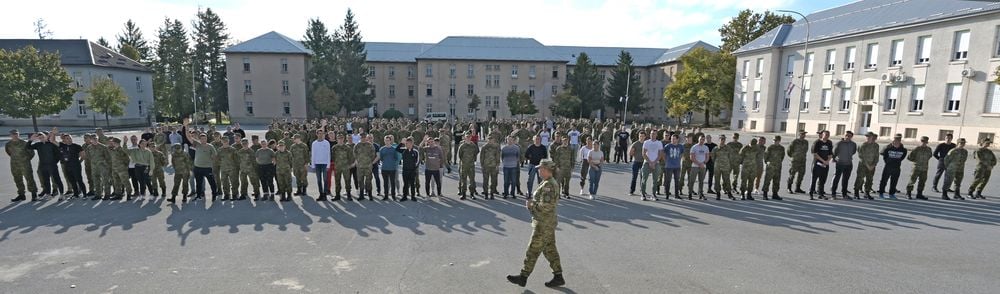 dobrovolný vojenský výcvik u Praporu základního vojenského výcviku Velitelství výcviku a doktrín chorvatské armády „Fran Krsto Frankopan“ v Požeze.