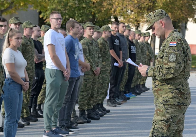 dobrovolný vojenský výcvik u Praporu základního vojenského výcviku Velitelství výcviku a doktrín chorvatské armády „Fran Krsto Frankopan“ v Požeze.